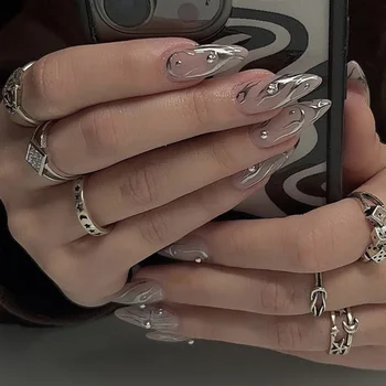 Подходящ за носене Сребърни ивици Y2k Режийни Дълги нокти с форма на бадем Кръгли Модни Върховете на ноктите, украсени със сребърни мъниста, Дизайн на Изкуствени нокти